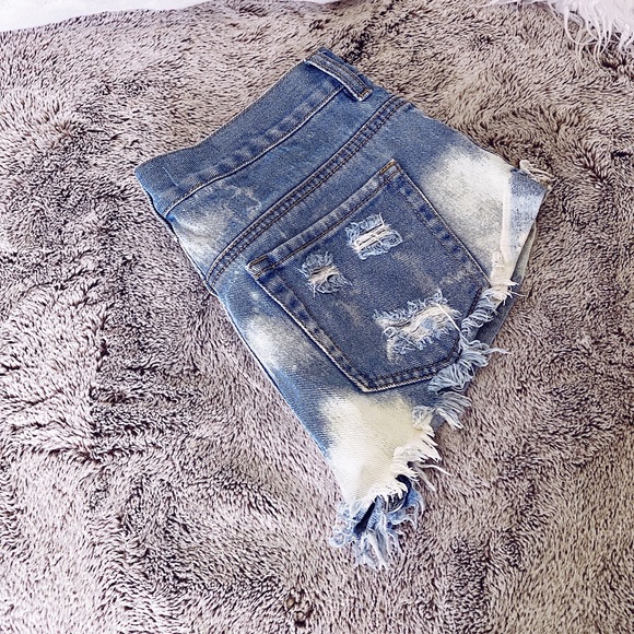 SALE Bullhead Acid Wash & Distressed Slouchy Short - Picture 5 of 6